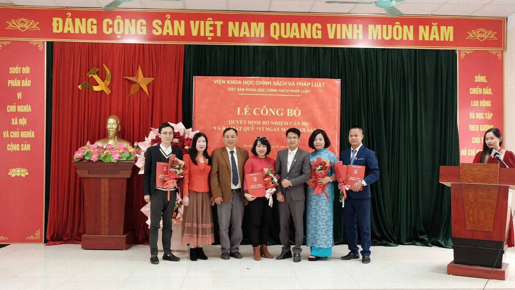 Đại diện Viện Khoa học Chính sách và Pháp luật tại một hoạt động công bố quyết định