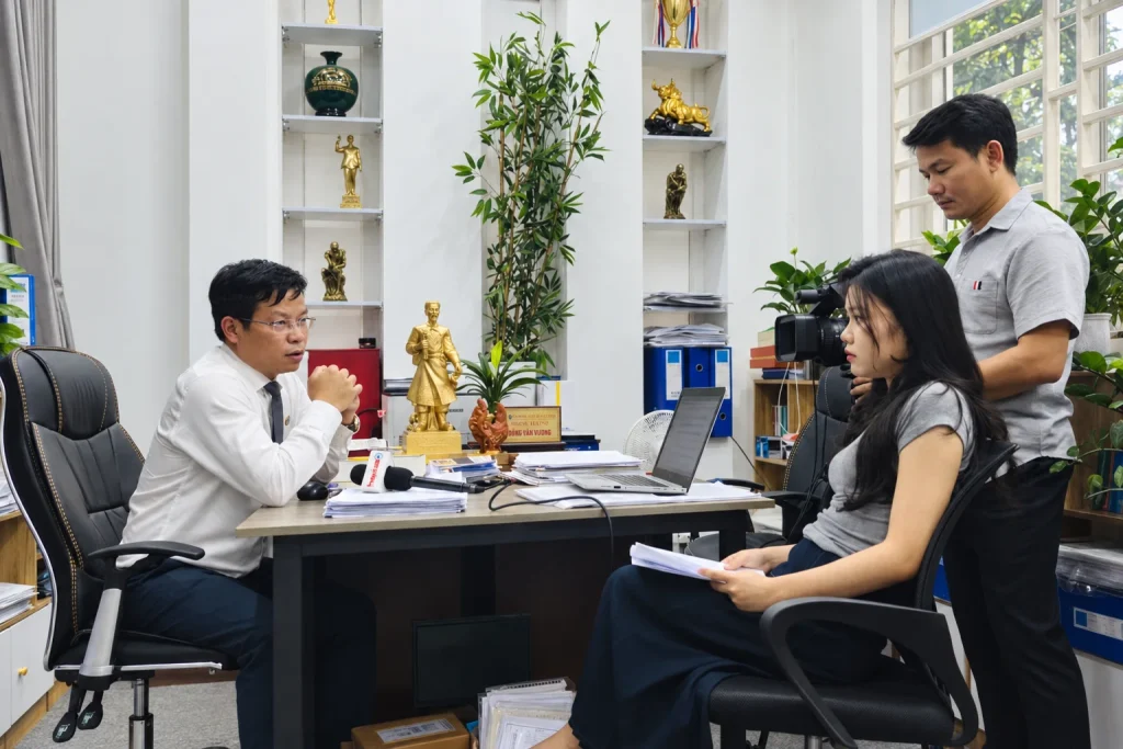 Luật sư tham gia ghi hình và trao đổi nội dung pháp luật tại văn phòng